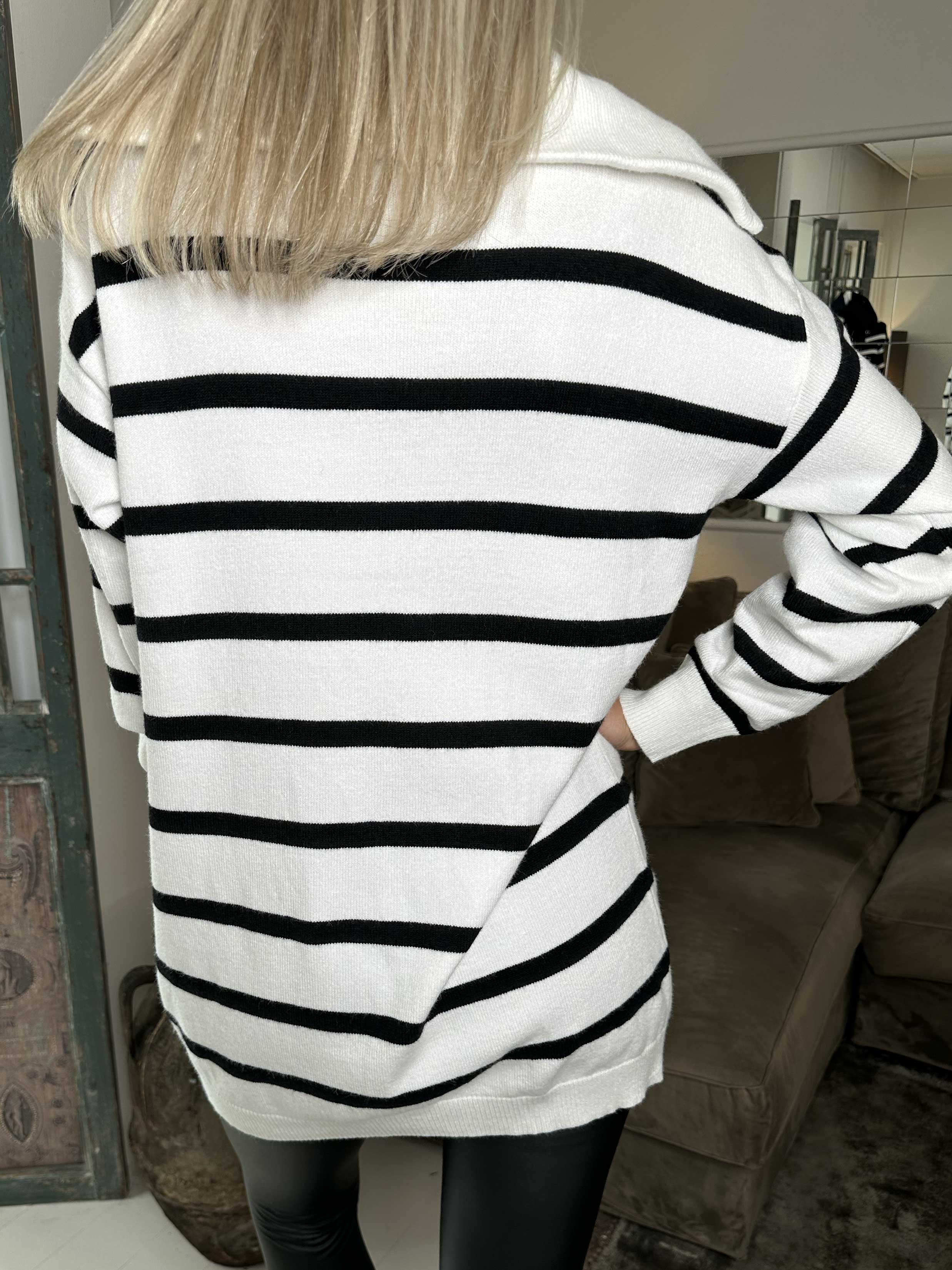 Liza - Blød strikkjole med striber og lynlås